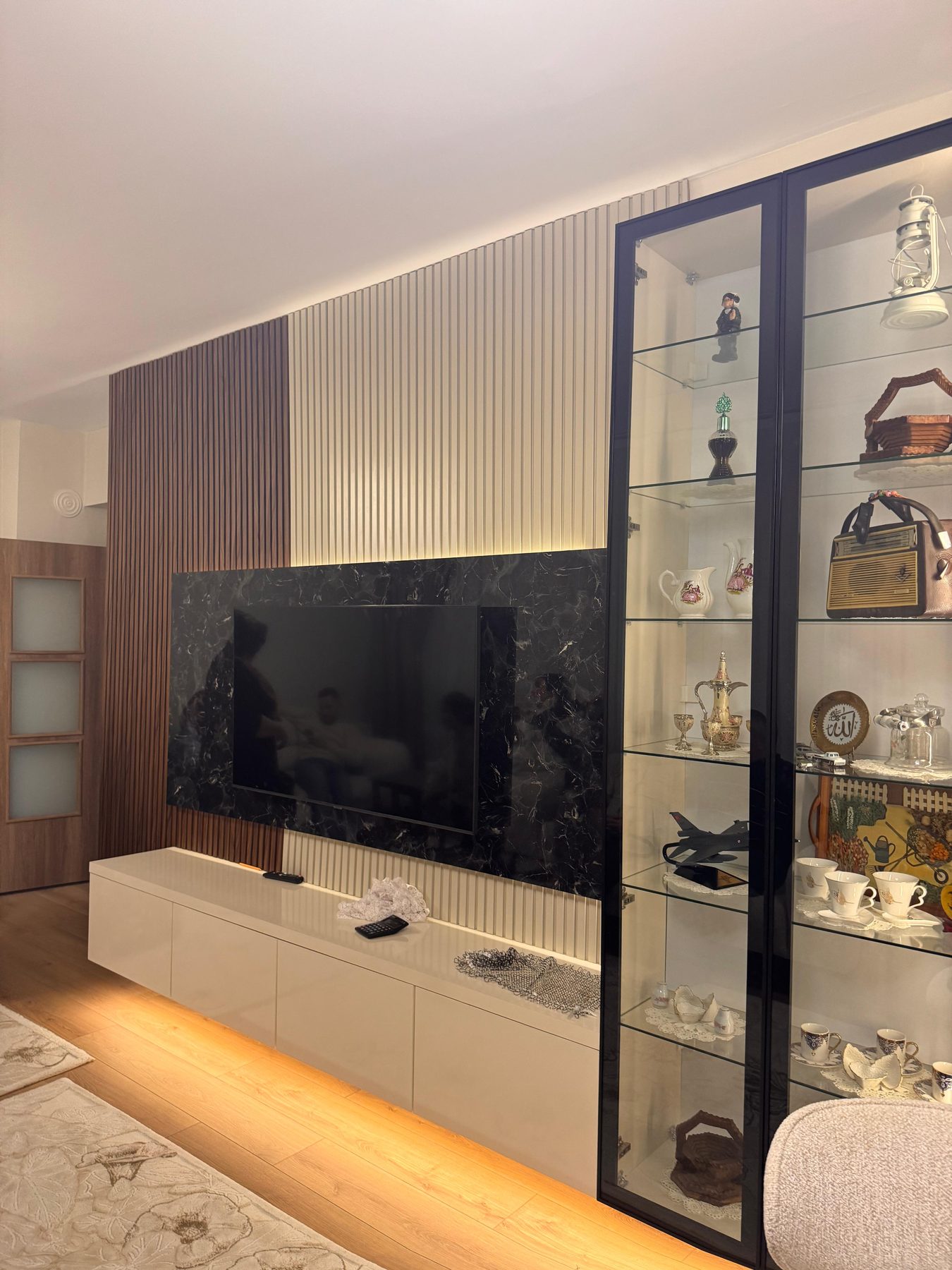Cam Vitrinli Salon Ünitesi